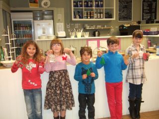 YQs make Christmas ornaments at the Indigo Cafe